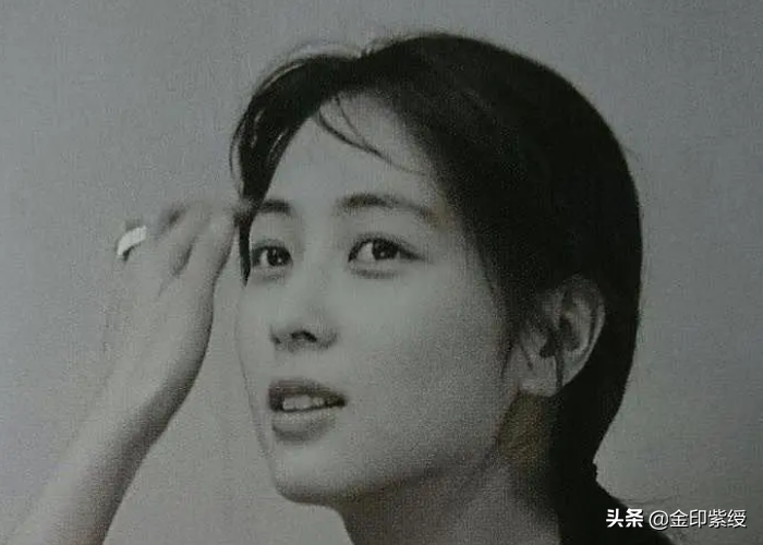 美貌与才华并重的日本国民歌手：坂井泉水