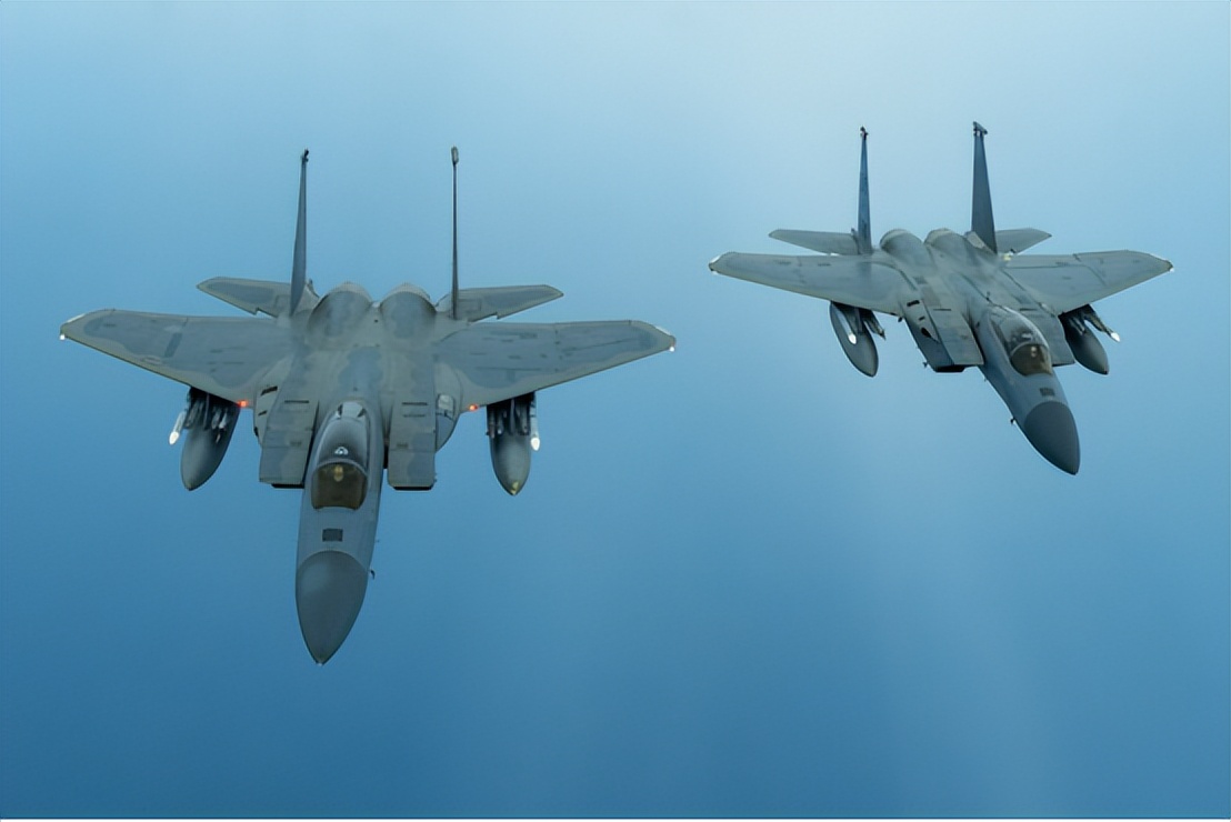 中方警告无效？美空军F15战机挂弹闯入台海，外媒：冲着歼20来的