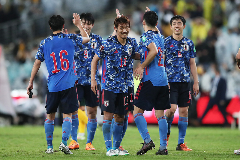 日本男足世界杯(世预赛：日本2-0澳大利亚，国足迎来好消息，沙特不需要拼命了)