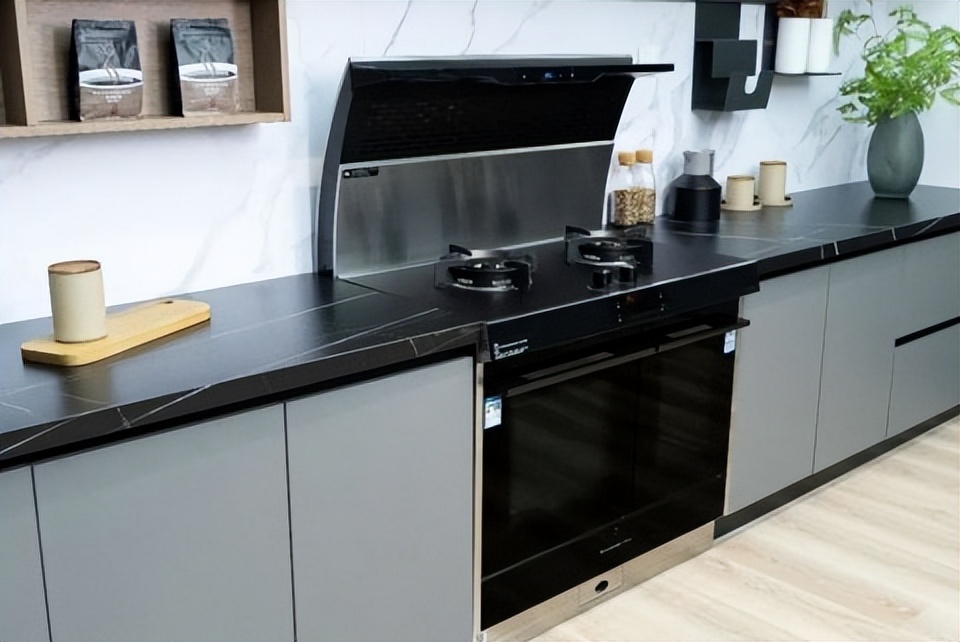 随着厨电行业的发展,技术的进步,除了油烟机,集成灶也进入到了千家