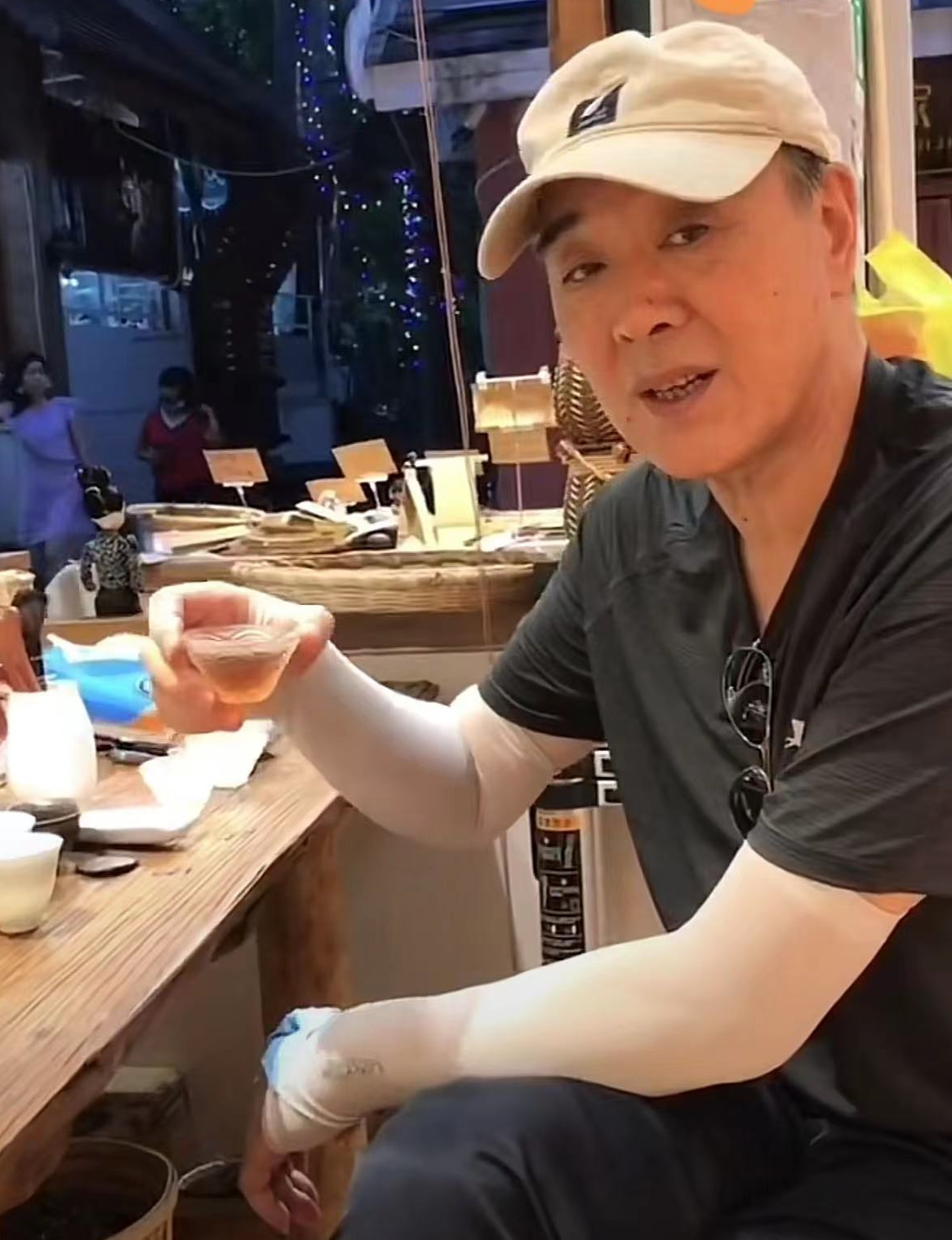 71岁老戏骨旅居云南！啃大饼逛夜市精神好，样子年轻不输张艺谋