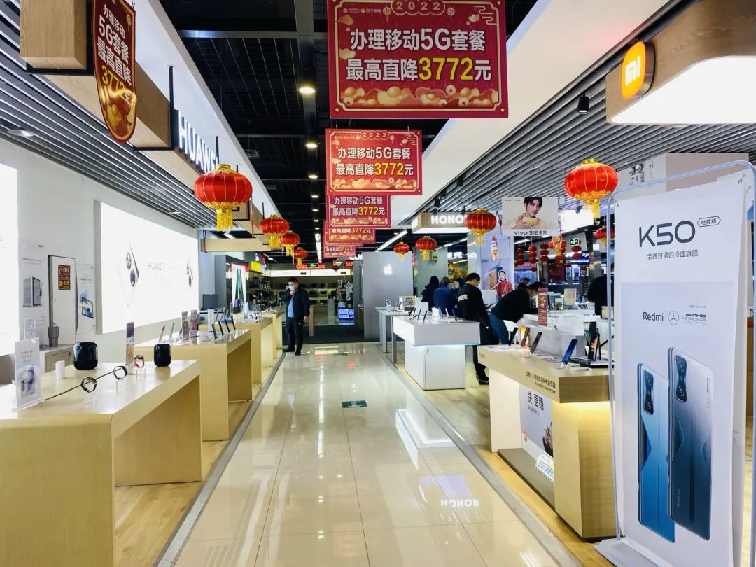 手机出货量暴跌三成，00后4年没换手机，从业者庆幸转行早