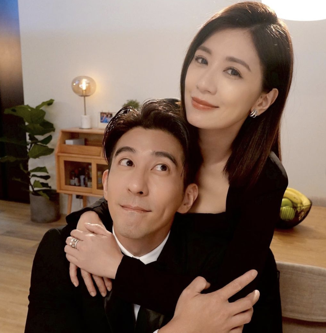 贾静雯春节分享全家福，两个女儿送祝福，波妞门牙脱落神态超喜感