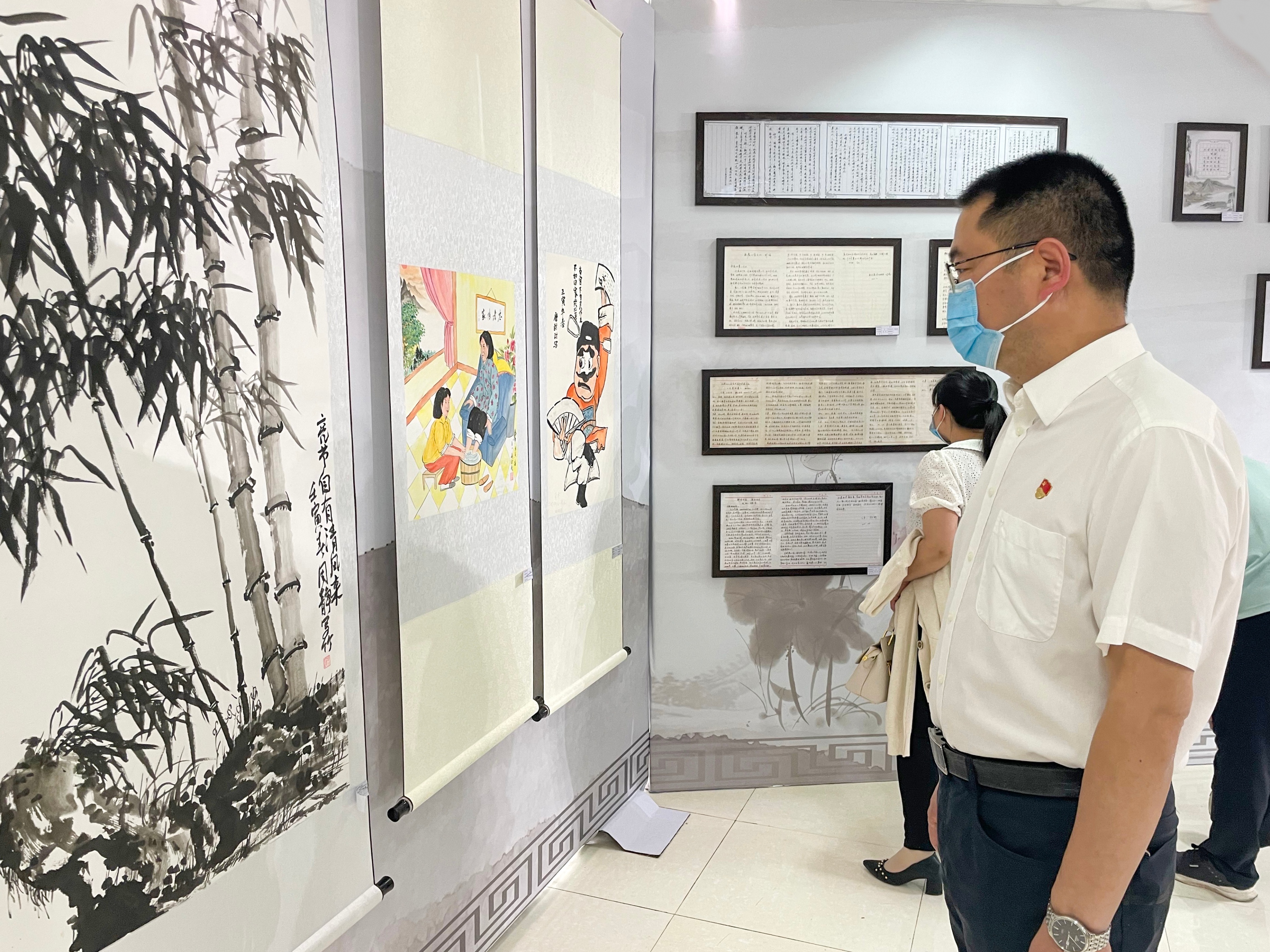 盐亭县中医院组织党员参观“清风满盐亭·廉潮涌万家”廉洁书画展
