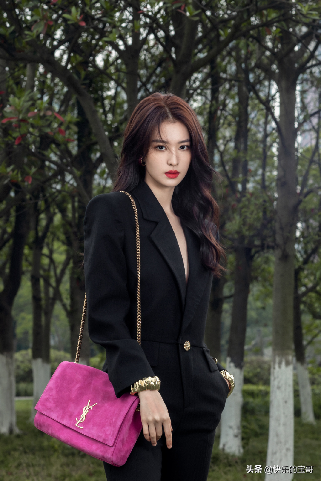 王楚然美图，自然流露的神情，灵动又漂亮，笑起来超甜