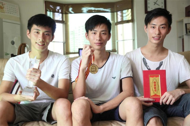 不靠颜值靠实力的三胞胎兄弟，原来学舞蹈，现在成了军营男子汉