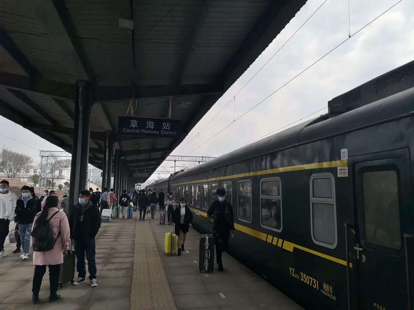 當年乘坐火車也不需要安檢,還可以買站臺票進站送別親朋好友.