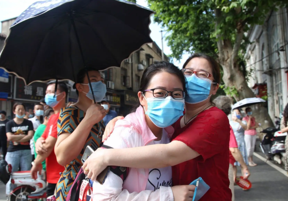 高考期间家长“花式应援”，妈妈穿旗袍真有气质，但被爸爸艳压
