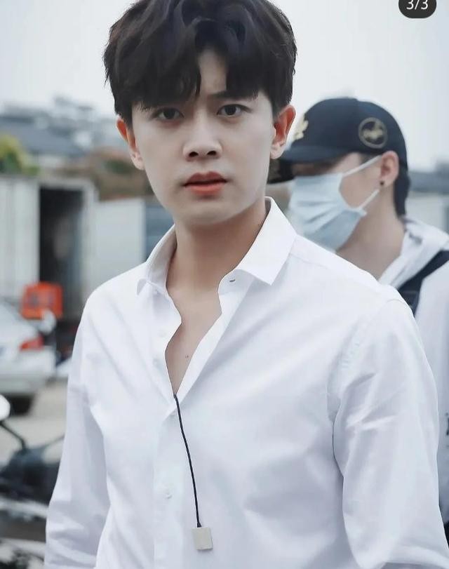 穿“白衬衫”的10位男星，个个“白衣胜雪”，气质干净