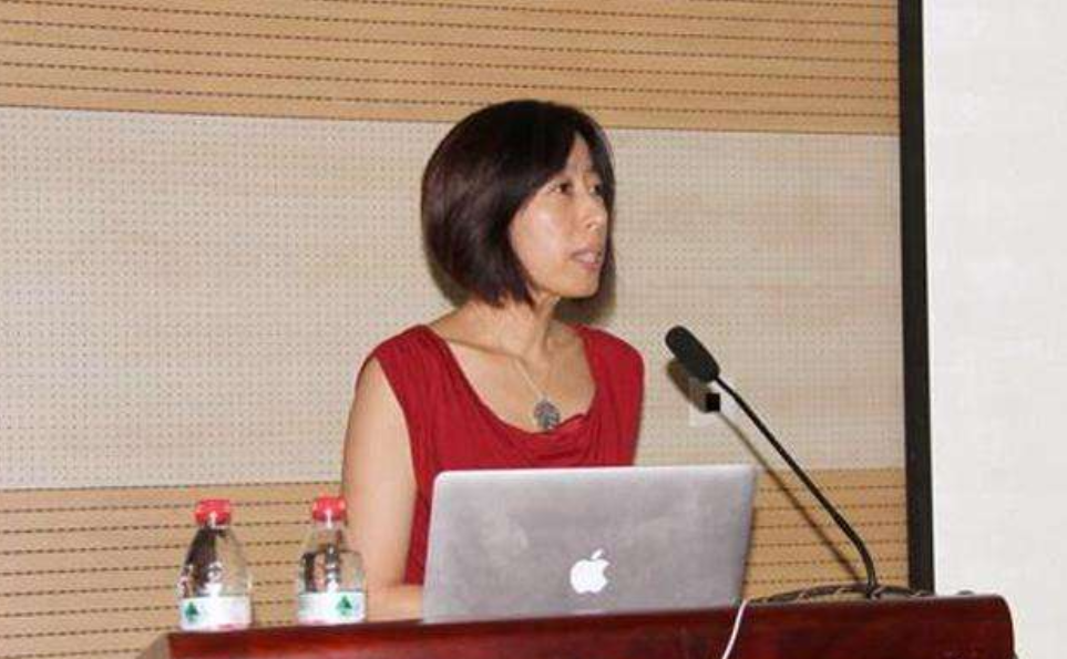 女大学生为了竞选助教，在讲台上跳舞拉票，男生们都不敢直视