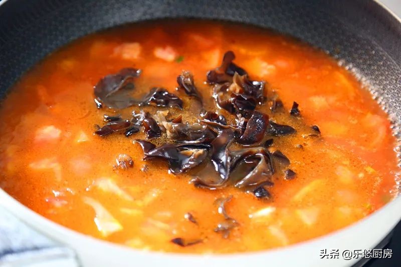 酸汤小酥肉，热热乎乎煮一锅，酸爽开胃，拌米饭能吃两碗