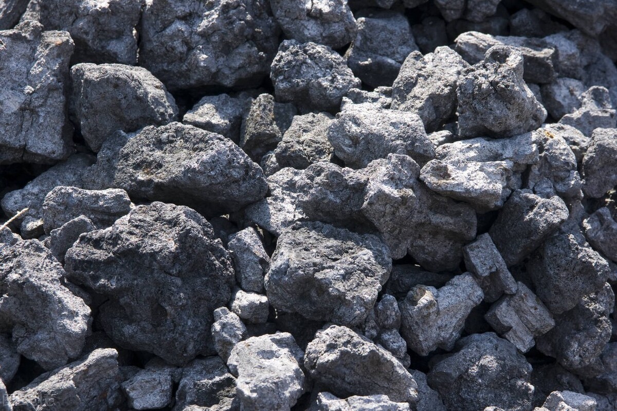受印度调整铁矿出口关税的消息影响，持仓暴增，铁矿期货大涨4.4%