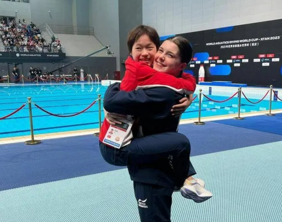 跳水世界杯2021英国女运动员（全红婵太受欢迎！英国选手轮番和她合影，亲哥从湛江到西安看妹妹）