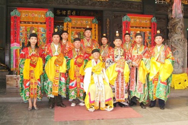 60年代末，最后一任张天师撒手人寰后继无人，接班乱象频出