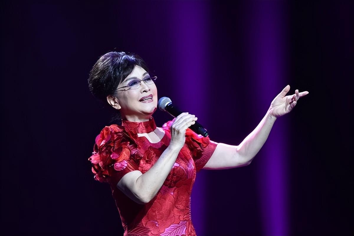 邓丽君去世后万人痛惜,李谷一却评价她:小小歌手根本不值得挂念