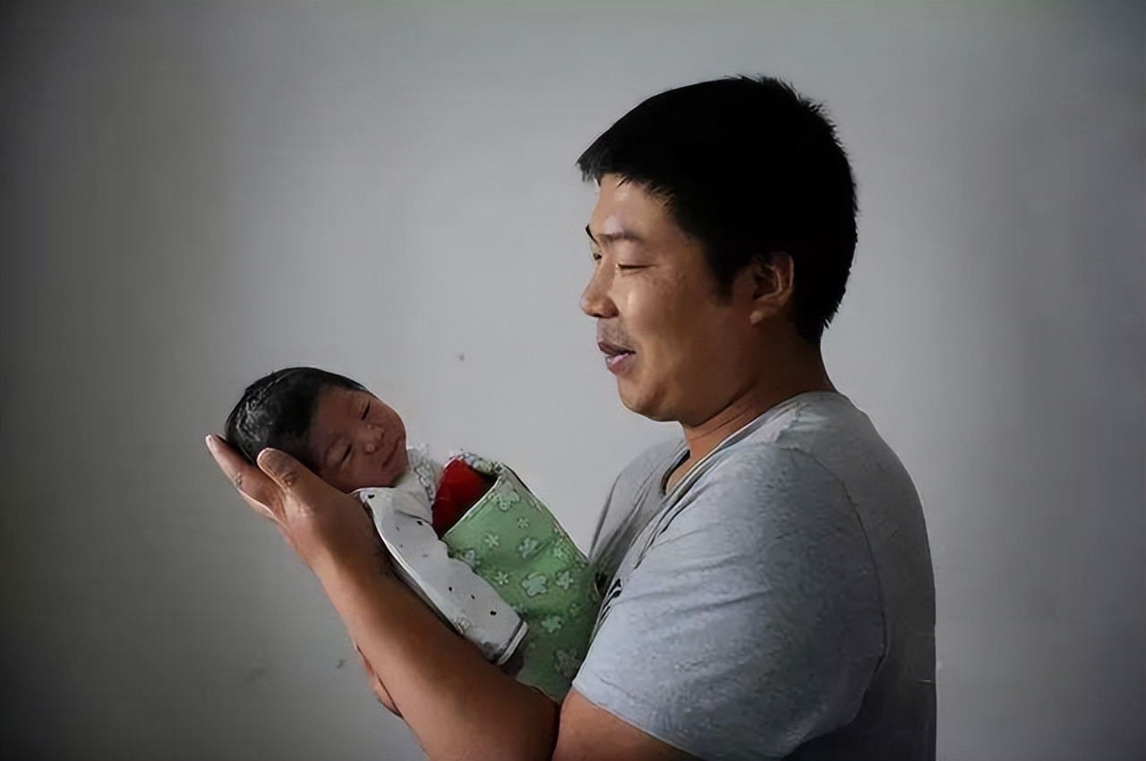 爸爸抱娃真实写照:战战兢兢太紧张,动作僵硬如同抱"定时炸弹"