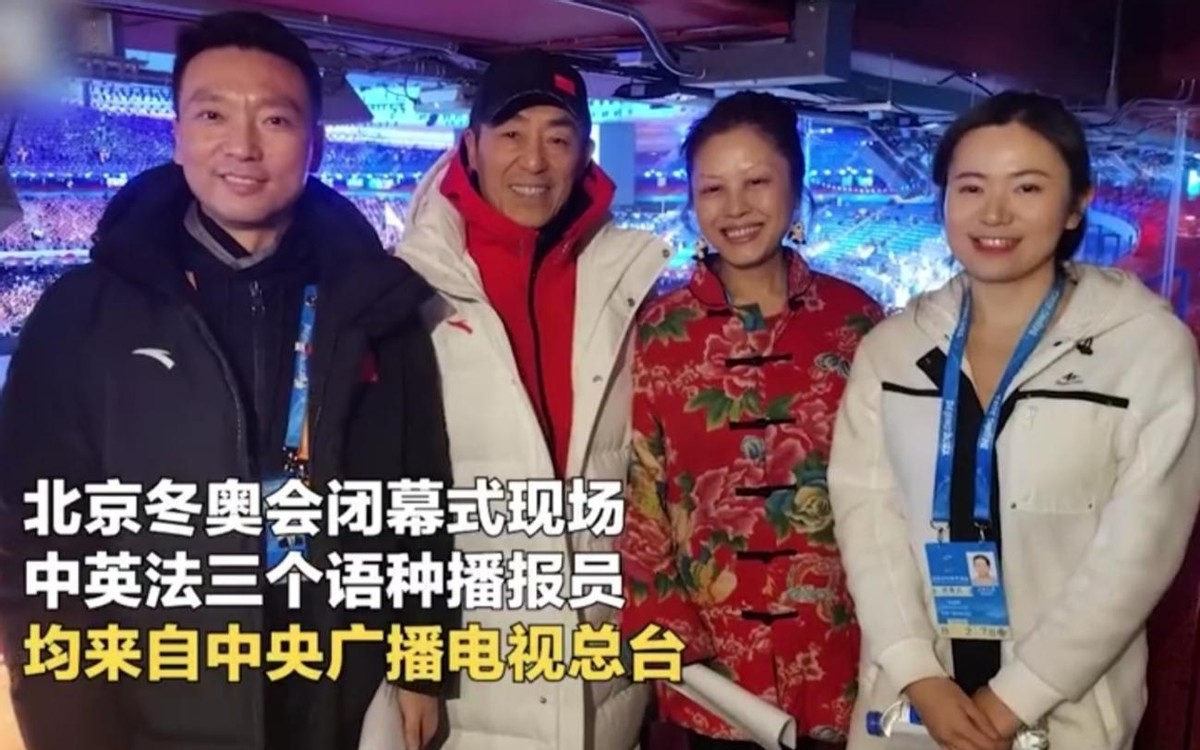 央视康辉播报环境曝光，手里拿着几沓稿件，与张艺谋合影笑容灿烂