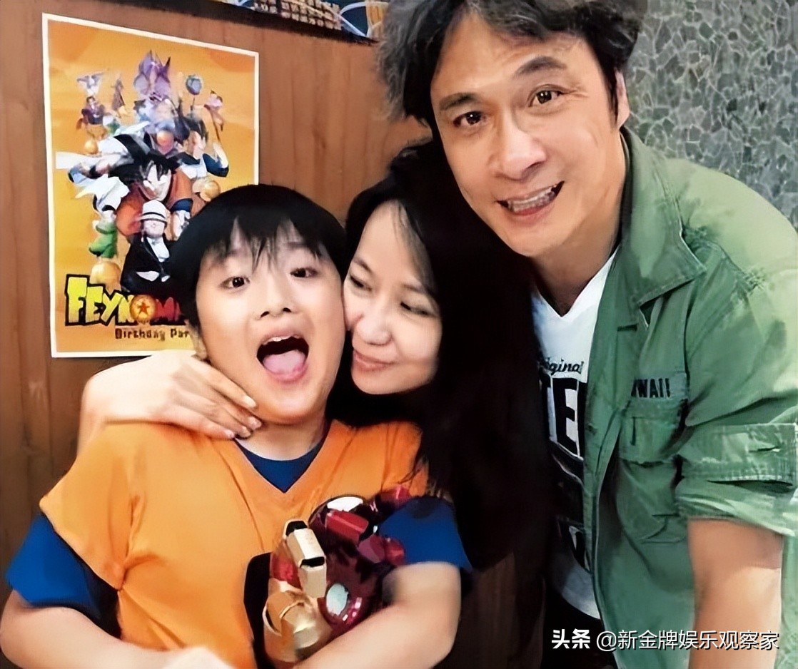 14岁费曼晒吴镇宇夫妇牵手照，妈妈露背影不露脸，调侃爸爸是老人