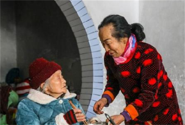 未婚夫战场牺牲，她带准婆婆出嫁，不离不弃奉养“妈妈”40年