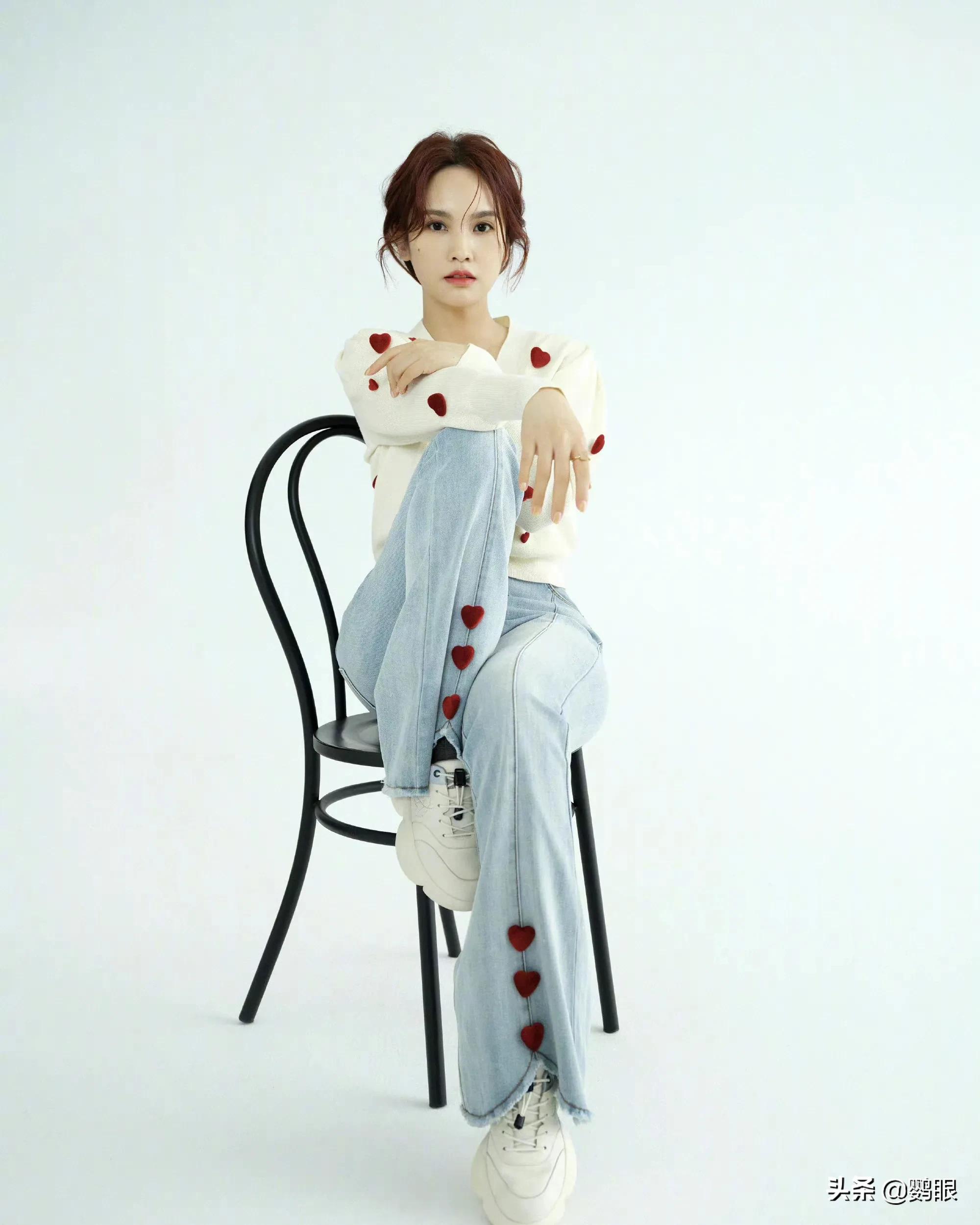 杨丞琳最新瑞丽写真，天空十分美，人更美