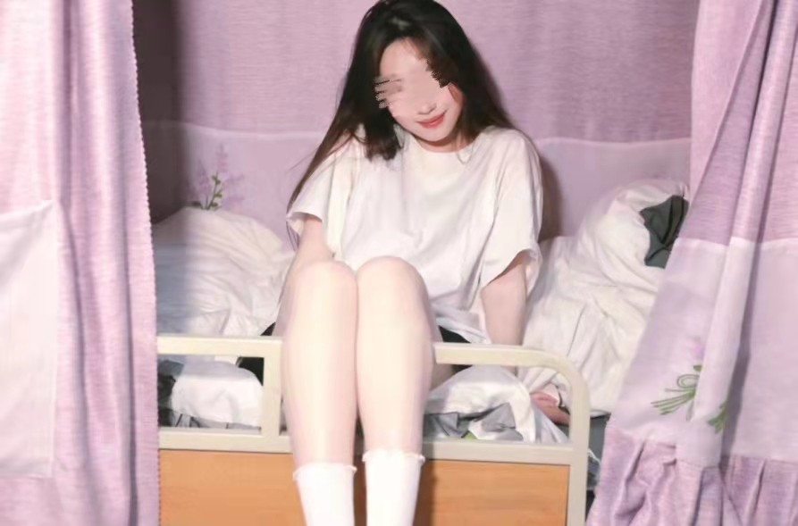 大学美女太会拍照了，寝室合力拍大片，照片引起网友热议