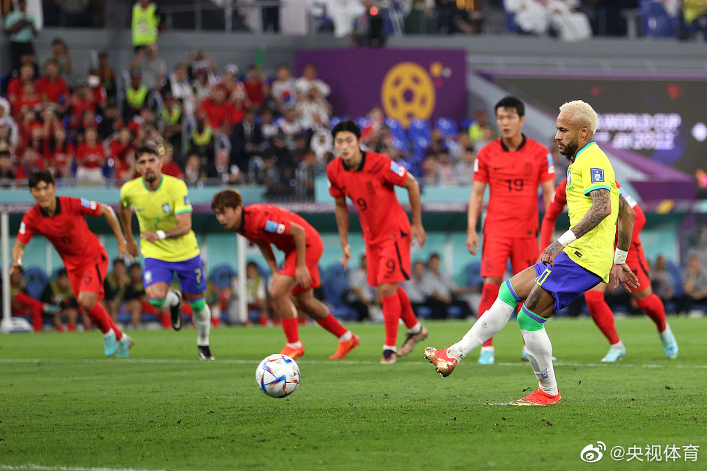 巴西4-1击败韩国，连续8届世界杯至少进入8强，赛后全队拉横幅支持贝利