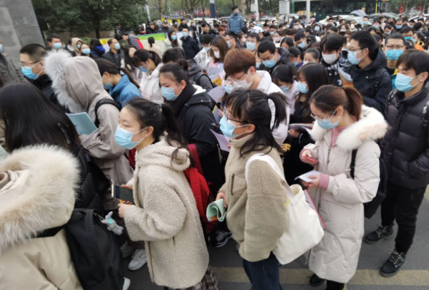 2022届研究生迎来坏消息，部分高校学费上调，读研之路举步维艰