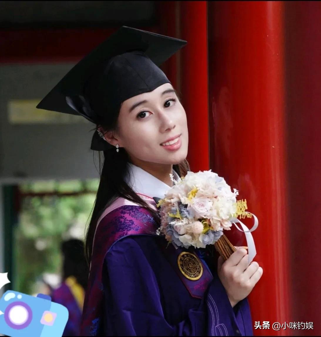 是已故赌王何鸿燊与四房梁安琪的女,身为学霸的何超欣在美国麻省理工