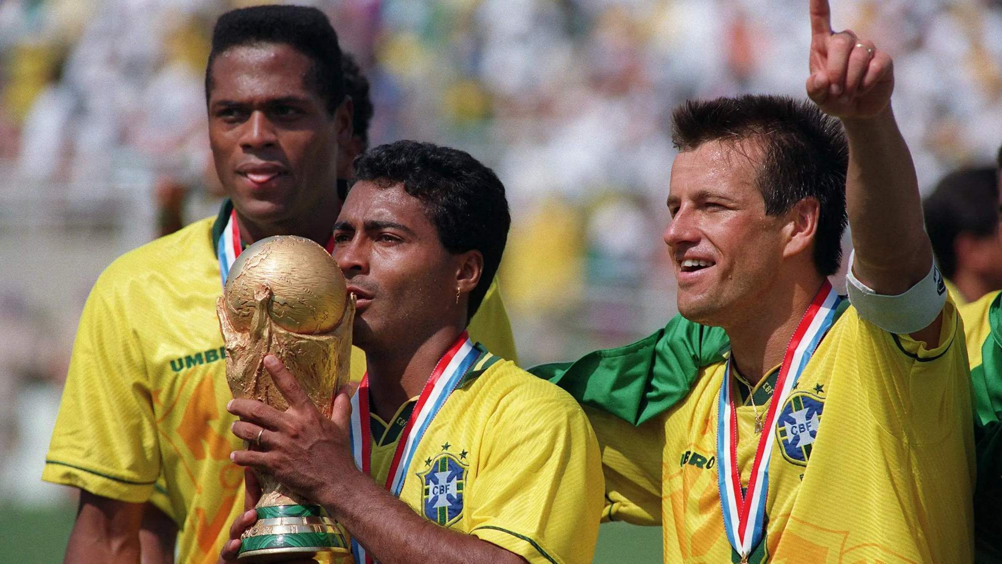 94世界杯巴西意大利阵容(94年世界杯，罗马里奥是最佳队员，巴乔是第三个球王？)