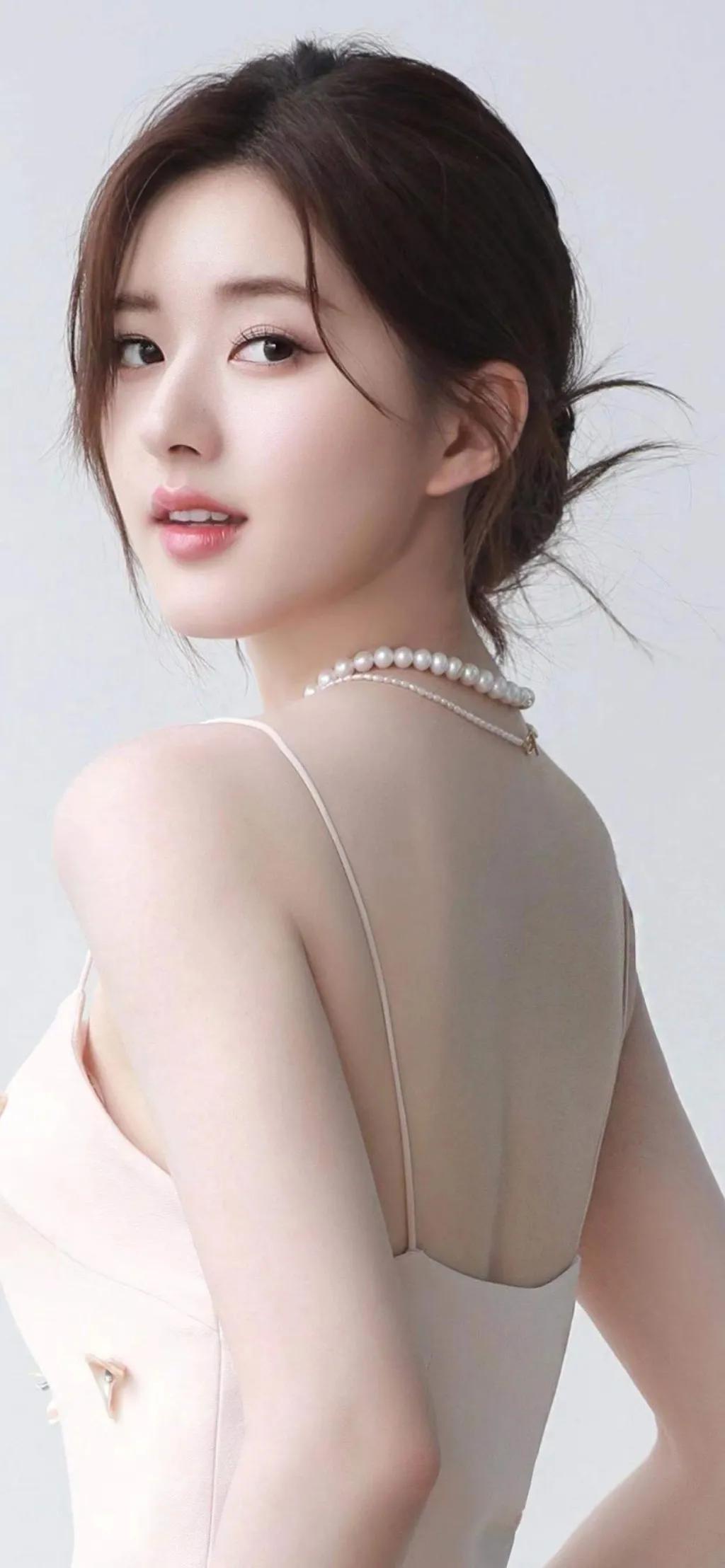 赵露思身穿一身白色珍珠吊带裙，中分盘发造型优雅贵气