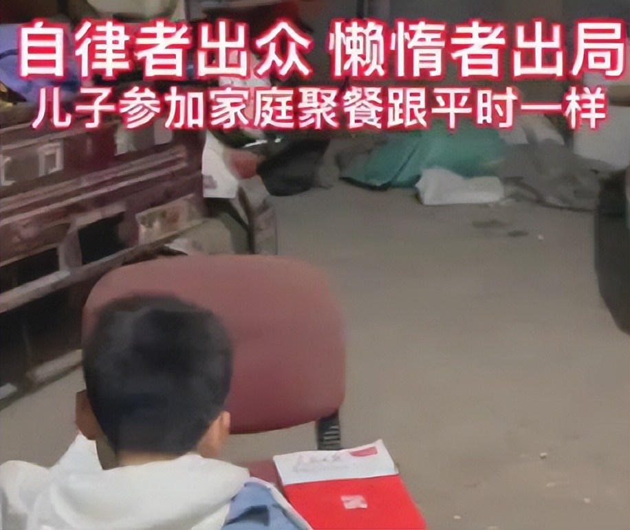 高中母亲骄傲晒儿子“学习照”，满心等表扬，却意外受嘲：不合群