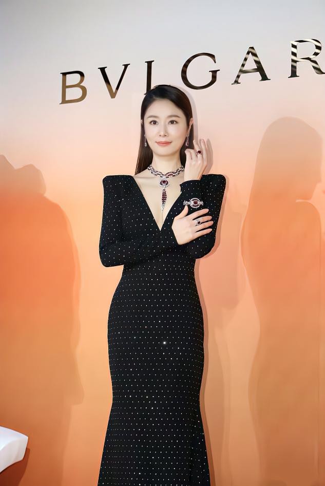 林心如怎么瘦的！S码的礼服塞进去竟然没赘肉，没了大红唇真养眼