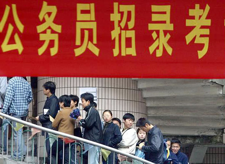 大学生专业不同，适合考取的公务员也差别明显，大学生要有数