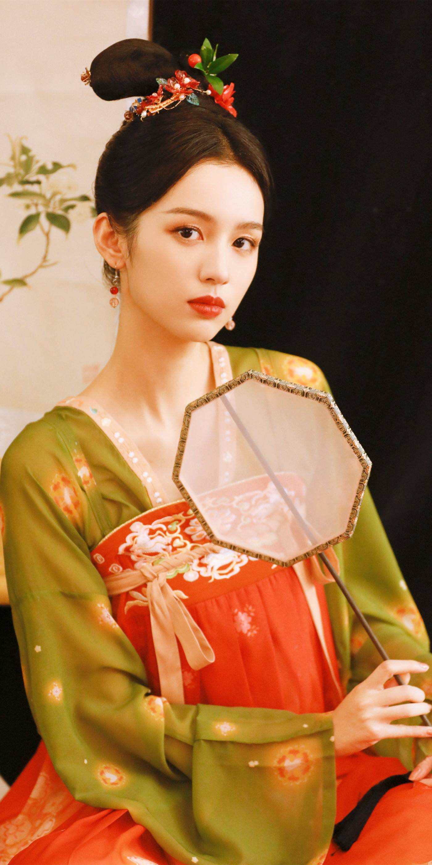 今日份明星壁纸,周也唯美古风造型,养眼迷人的琵琶石榴花小姐姐