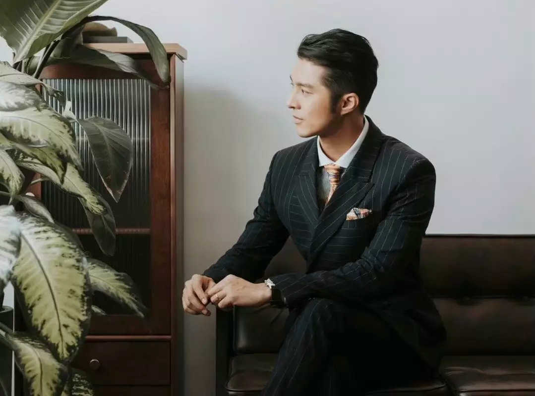 很明显,黄嘉乐就是在2001年正式签约tvb,今年正好21年,跳出舒适圈也