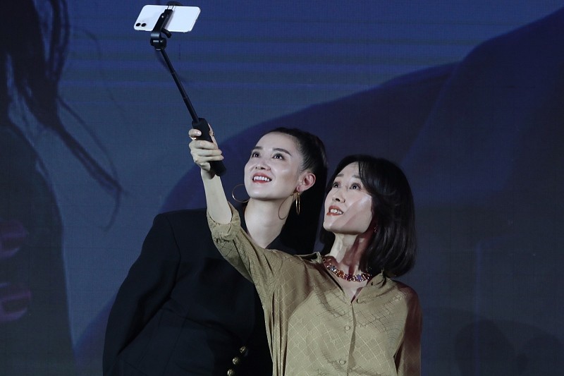 宋佳和刘敏涛都是40多岁了，同样穿商务风的服装，气质相差不小