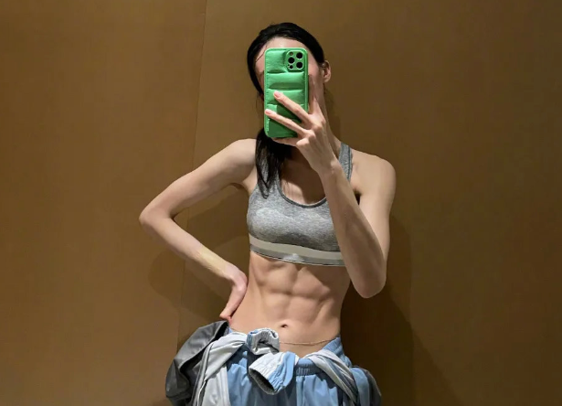 金晨暴瘦30斤吓坏网友； 身体撑不起西服； 网友惊呼：这是山寨的？