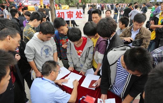 公务员政审严格，需要满足的条件很多，考生应提前了解