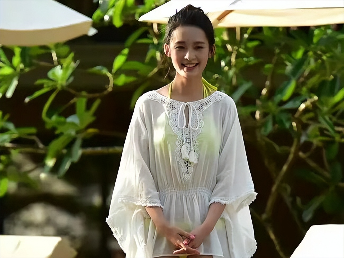 15位女明星泳装照大不同:杨幂大秀火辣身材,关晓彤格外保守