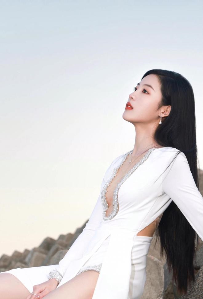 明星写真:孙芮深v高开叉长裙海边时尚美拍,高跟鞋美腿令人心动