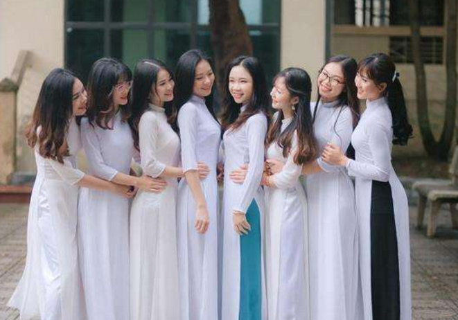 湖南一高校突然取消考试，提前放假，大学生开心得放烟花庆祝