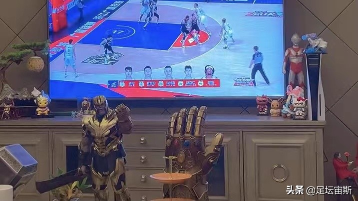 cba总决赛技术台哪个美女（张常宁搂肩吴冠希，陪老公看篮球赛，首次晒豪宅内景，手办堆满屋）