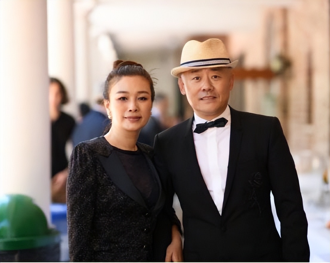 温州富豪胡洁：前夫贪污获刑16年，二婚带娃嫁周立波，送上保时捷