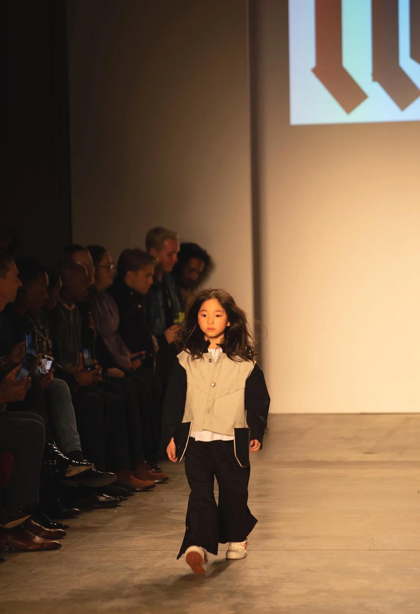 儿童t台走秀视频教程(7岁女孩登上纽约国际时装周T台秀)