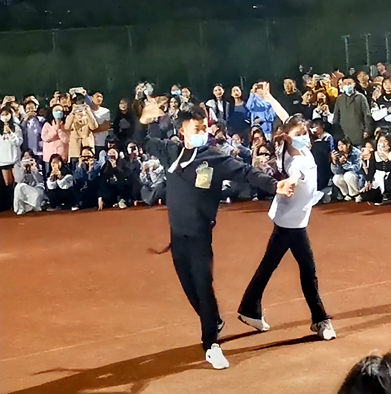 安师大“白衣小姐姐”火了，带领同学跳广场舞，却出现质疑的声音