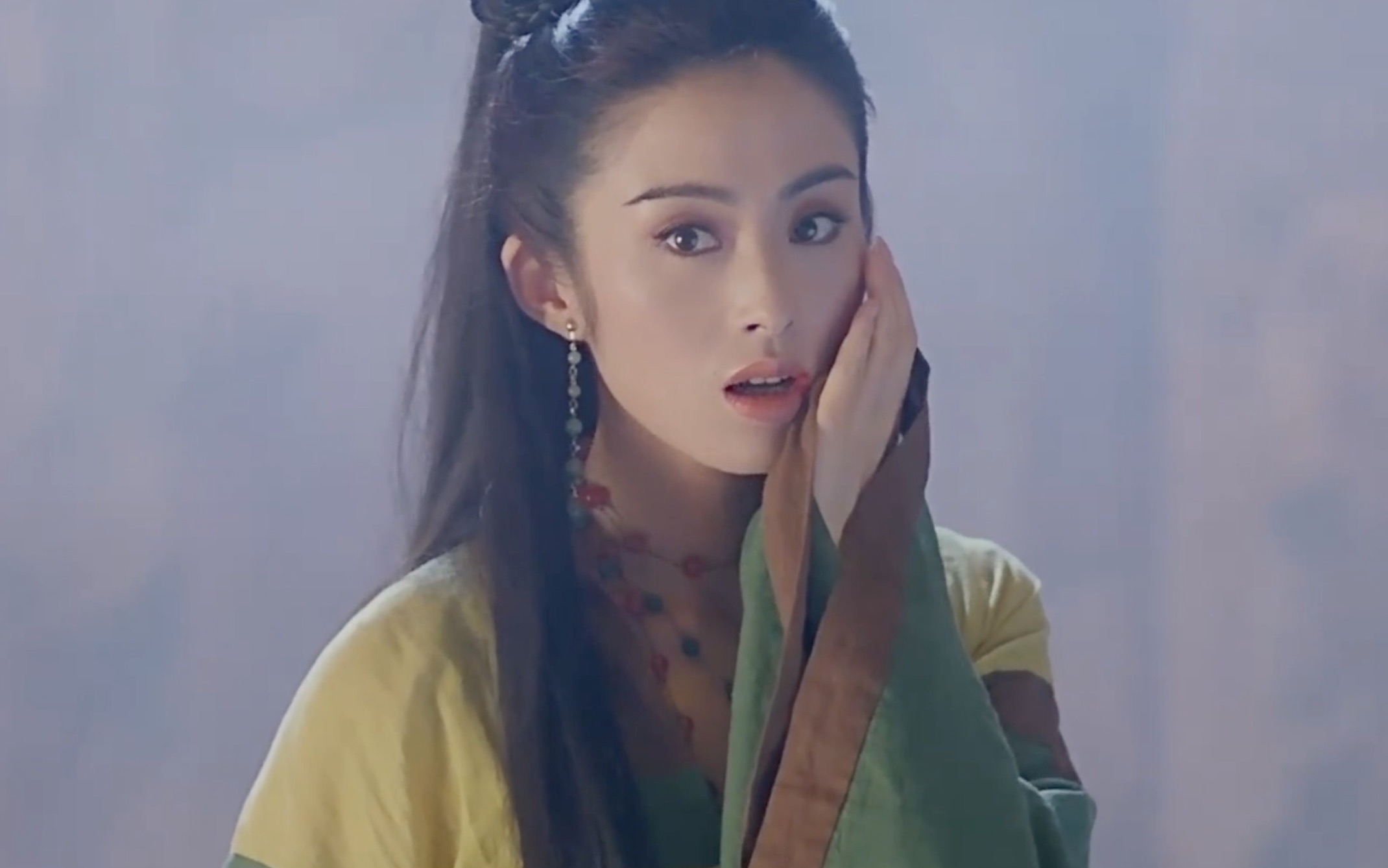 这个镜头之所以这么经典,其实与颜值关系不大,主要还是得益于张敏的