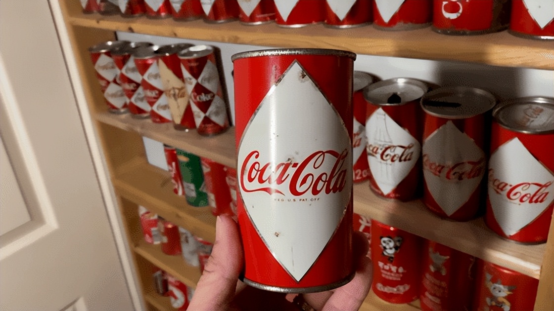 可口可乐纪念罐收藏(世界纪录—他有11308个不同的可口可乐罐)