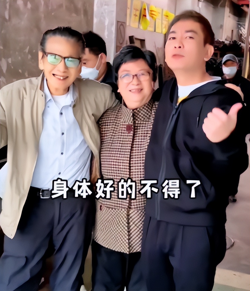 "康祈祖"徐若琪晒出康家最后一幅全家福,46岁的他再无父爱