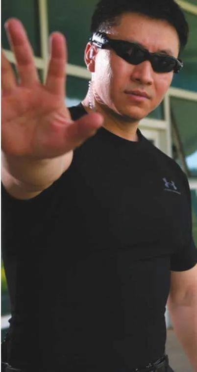 中国保镖李旭：一人可敌30人，曾贴身保护巴菲特，时薪28万