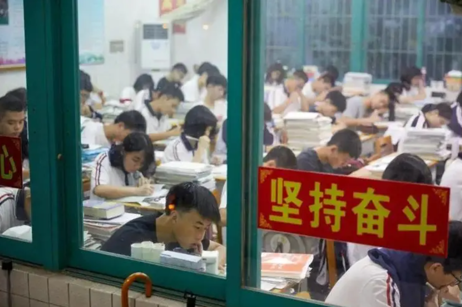“双非”学生大二退学，回家重走高考路，有理解有嘲讽，你怎么看